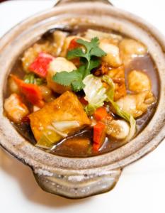 mixed seafood in clay pot